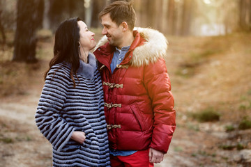 Fototapeta premium YOUNG COUPLE IN ANTUM PARK ON SUN VIEWS 