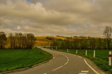 ruta que cruza una zona de campos cultivados en francia