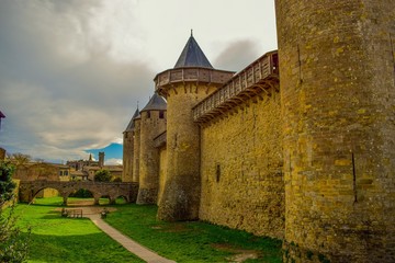 Fototapeta na wymiar muralla de un castillo medieval con sus torres