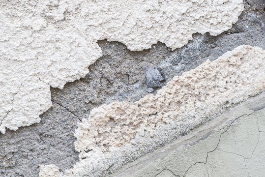 Eine besch&auml;digte Hausmauer und abgeplatzter Au&szlig;enputz mit einem gro&szlig;en Loch, Deutschland