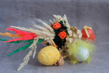 Wielkanocne kolorowe jajka i wielkanocna palma