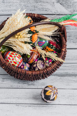 Wielkanoc - Kolorowe jajka w wiklinowym koszu z kolorową palmą