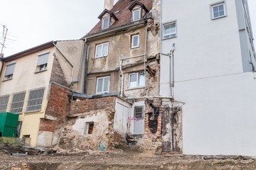 Fototapeta na wymiar Aufnahme eines einsturzgefährdeten Abrisshauses, Deutschland