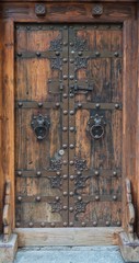 Alte historische Holztüre mit schweren Eisenbeschlägen, Deutschland