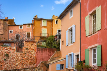 Fototapeta na wymiar Beautiful and colorful houses in the small French village of Roussillon