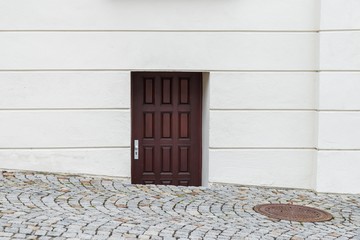 Kuriose Haustüre aus Holz die in der Straße versenkt ist, Deutschland
