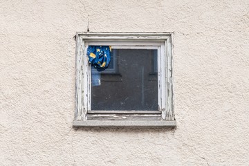 Altes Fenster mit geschlossenen Fensterläden aus Holz, Deutschland