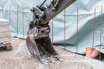 Baggerschaufel eines Kettenbaggers auf einer Baustelle, Deutschland