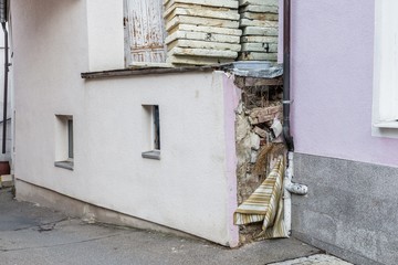 Heruntergekommener sozialer Wohnungsbau in einem sozialen Brennpunkt mit Müll im Garten, Deutschland