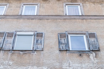 Altes Fenster mit geschlossenen Fensterläden aus Holz, Deutschland