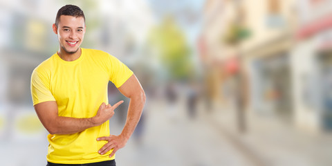 Junger Mann zeigt zeigen Werbung Marketing Latino jung Stadt Banner Textfreiraum Copyspace