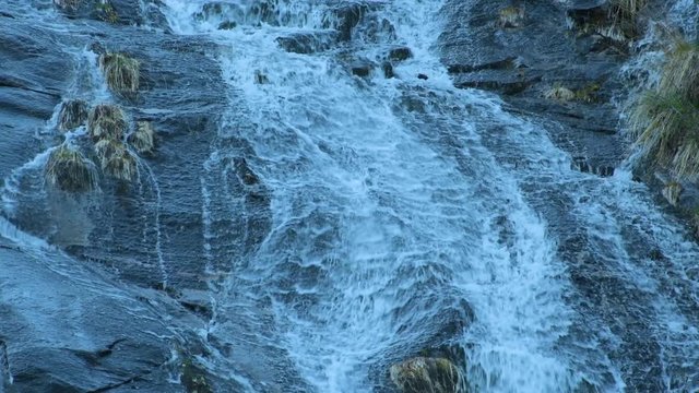 Cascada con agua. 