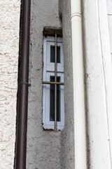 Kurioses kleines Fenster in der Nische zwischen zwei Gebäuden, Deutschland