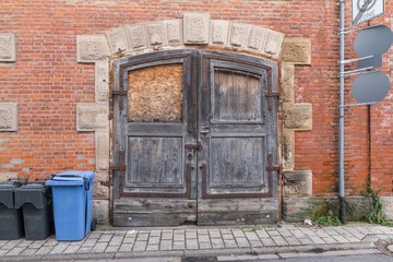 Naklejka premium Alte historische Holztüre mit schweren Eisenbeschlägen, Deutschland