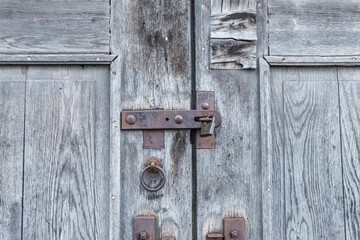 Alte historische Holztüre mit schweren Eisenbeschlägen, Deutschland