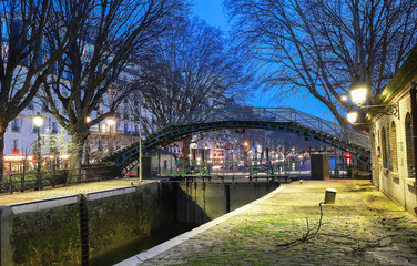 Fototapeta na wymiar The Canal Saint-Martin at night .It is long canal in Paris, connecting the Canal de l'Ourcq to the river Seine.