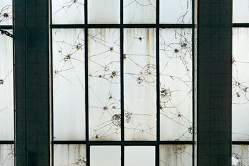 altes Fenster aus Industriehalle