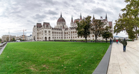 Obraz premium Panoramic view of the side of the Budapest Parliament with the grass in the foreground, Hungary