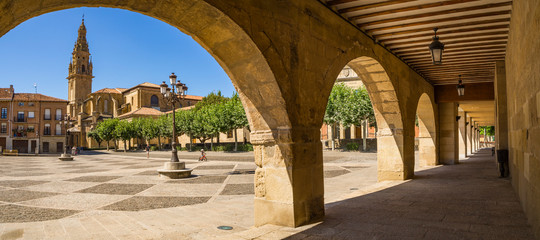 Vistas de la Plaza del Ayuntamiento de Santo Domingo de la Calzada, paso del Camino de Santiago, en...