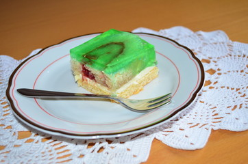 Biskuitkuchen mit Buttercreme und Götterspeise