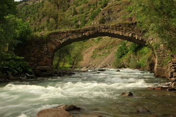 Fototapeta na wymiar old stone bridge.savsat/artvin/turkey