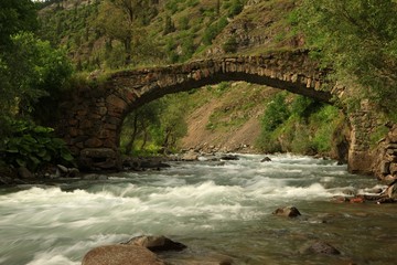Fototapeta na wymiar old stone bridge.savsat/artvin/turkey