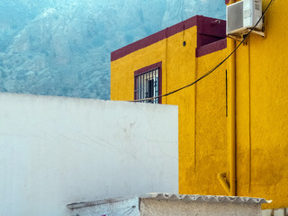 Casa de pueblo con las paredes amarillas