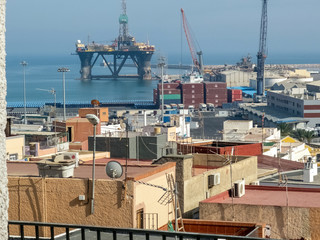 Plataforma náutica con grua en el mar 02