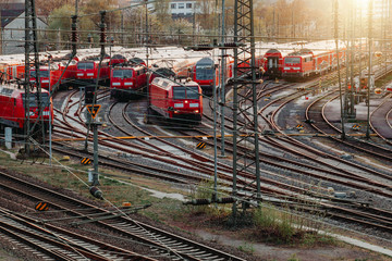 Bahn - Züge fahren am Bahnhof über Schienen entlang 
