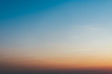 Poster blauwe lucht en wolken bij zonsondergang achtergrond. Abstracte achtergrond met kleurovergang. © Zenzeta