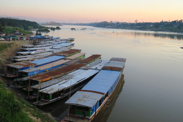 Bateaux sur le Mekong au coucher du soleil 