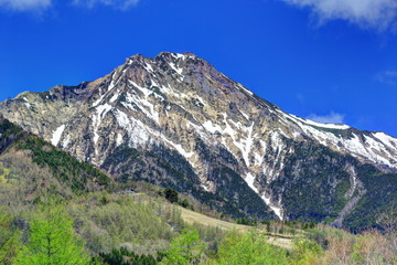 Naklejka premium 新緑の美し森からの赤岳