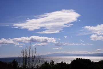 Obraz premium The sight of the blue sky and white clouds.