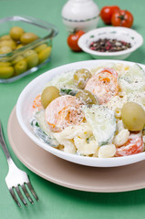 Salad with pasta and raw vegetables