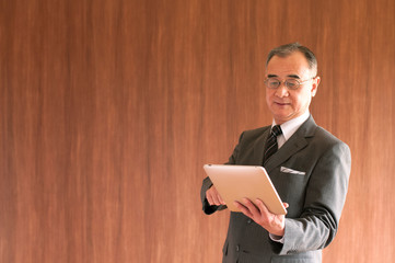 タブレットPCを持つビジネスマン