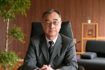 椅子に座るビジネスマン