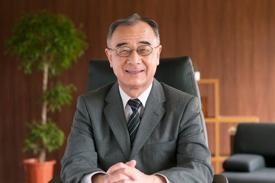 椅子に座るビジネスマン