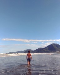 Fototapeta premium woman walking on the beach