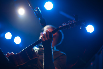 Obraz premium The artist plays the guitar.