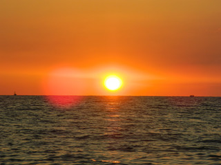 Fototapeta premium sunset, sea, sun, ocean, sky, water, sunrise, beach, orange, nature, horizon, cloud, clouds, evening, landscape, beautiful, dusk, coast, reflection, waves, light, yellow, dawn, red, morning