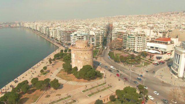 dronefootage of white tower in thessaloniki (lefkos pirgos)