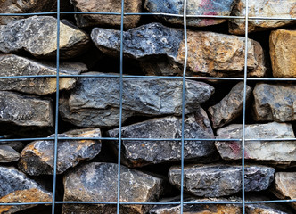 Steinkorbmauer mit Natursteinen