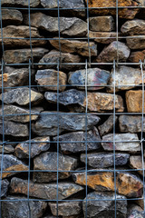 Steinkorbmauer mit Natursteinen