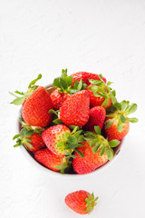 Succose fragole mature su sfondo bianco