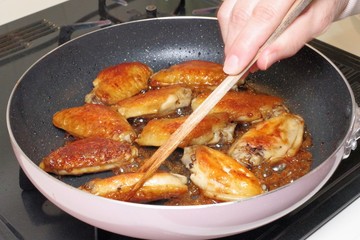 鶏手羽の照り焼きを作ってい鶏手羽の照り焼きを作っているシーンるシーン