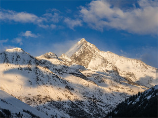 Fototapeta na wymiar l'aiguille de Bionnassay en hiver dans le Massif du Mont Blanc en france