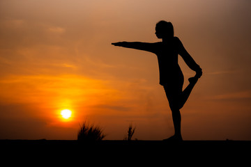 Obraz na płótnie Canvas Silhouette Asia woman yoga on sunset. - Image
