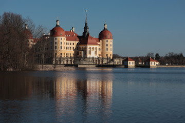 Fototapeta na wymiar Blick zum Barockschloss Moritzburg