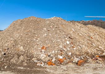 Bauschutt Halde auf einer Baustelle