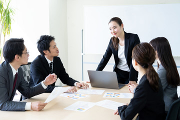 ビジネス　ミーティング